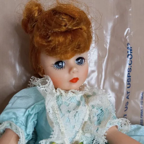 VINTAGE Madam Alexander Portrettes Iris Doll - Picture 3 of 8